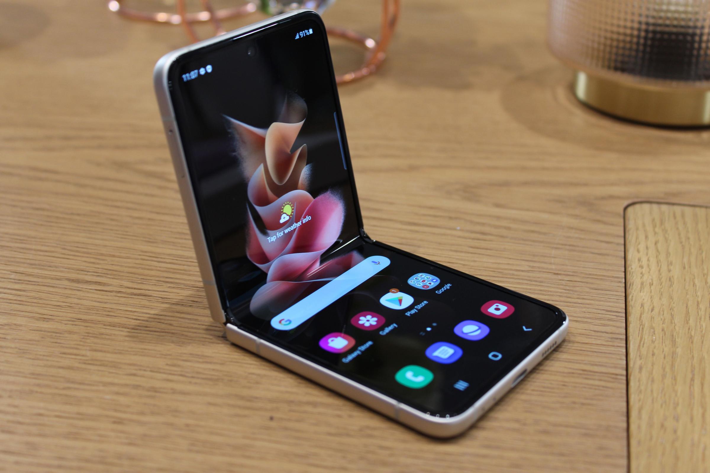 Foldable phones and smart glasses: 2021 in gadgets - Vimarsana News