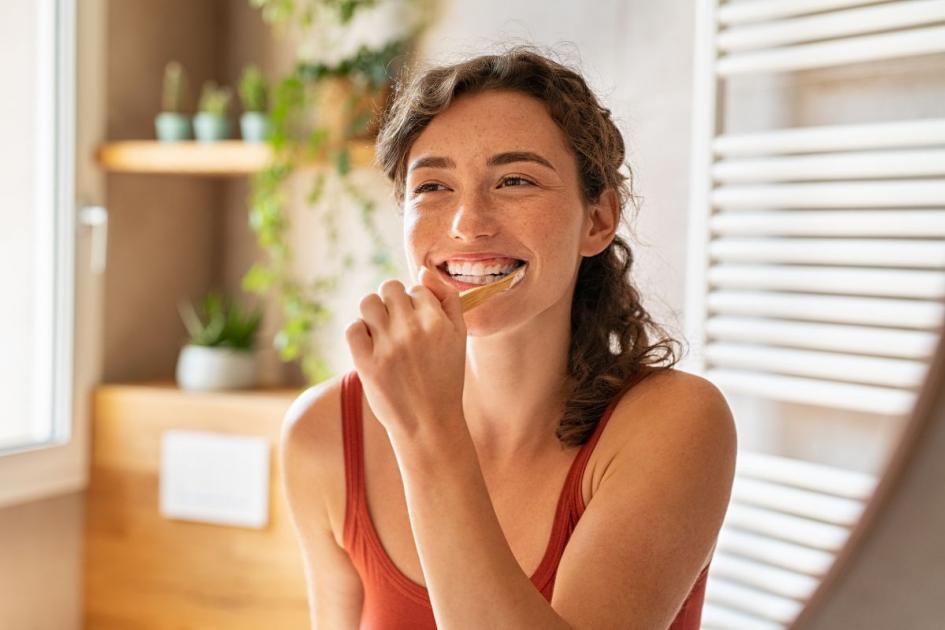 6 ways to whiten your teeth that you can do at home for free