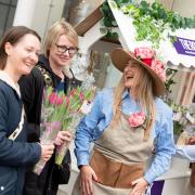 Hundreds of shoppers surprised with Mother’s Day flowers at The Rock